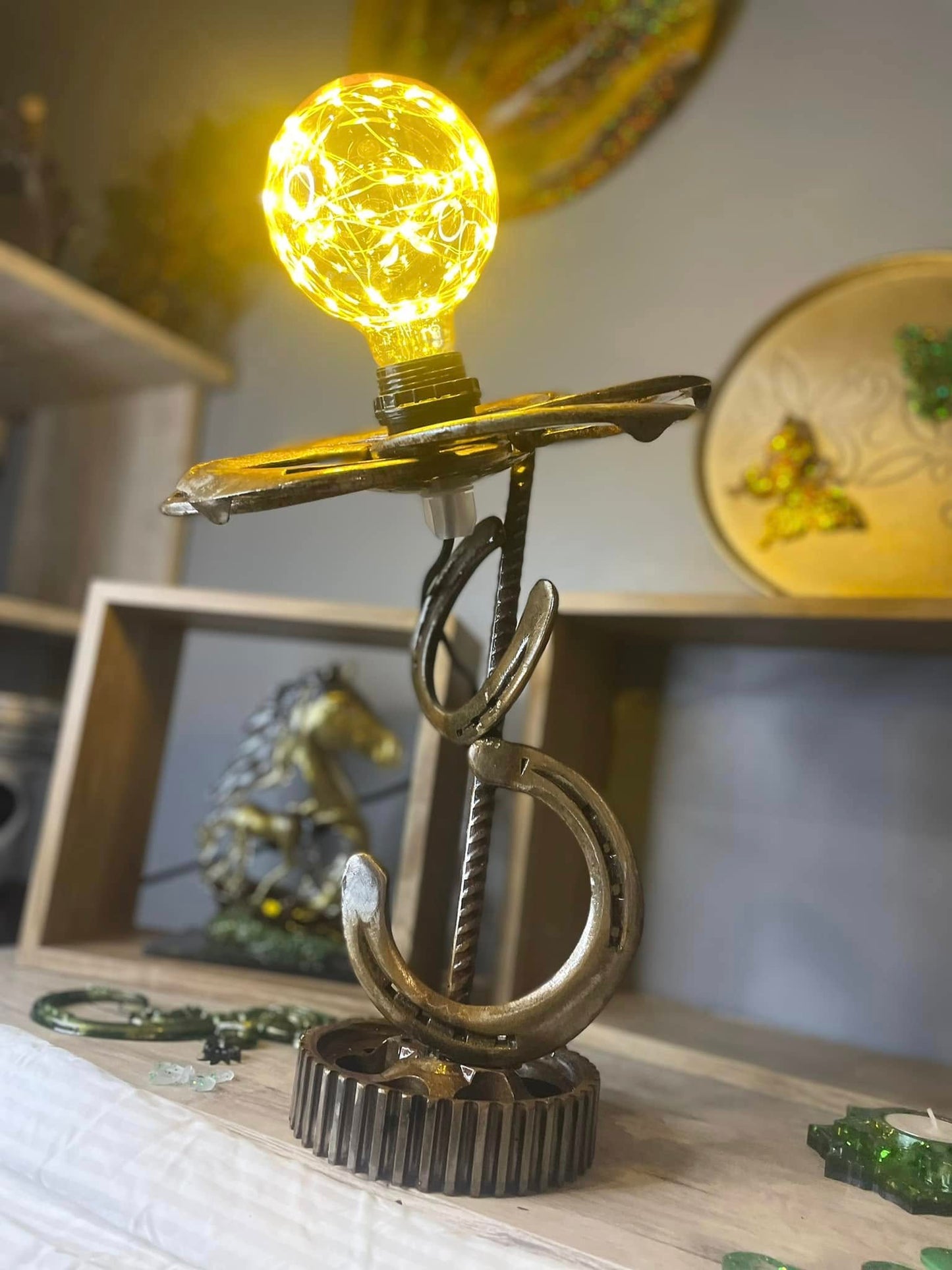 Lampe fleur en fer à cheval