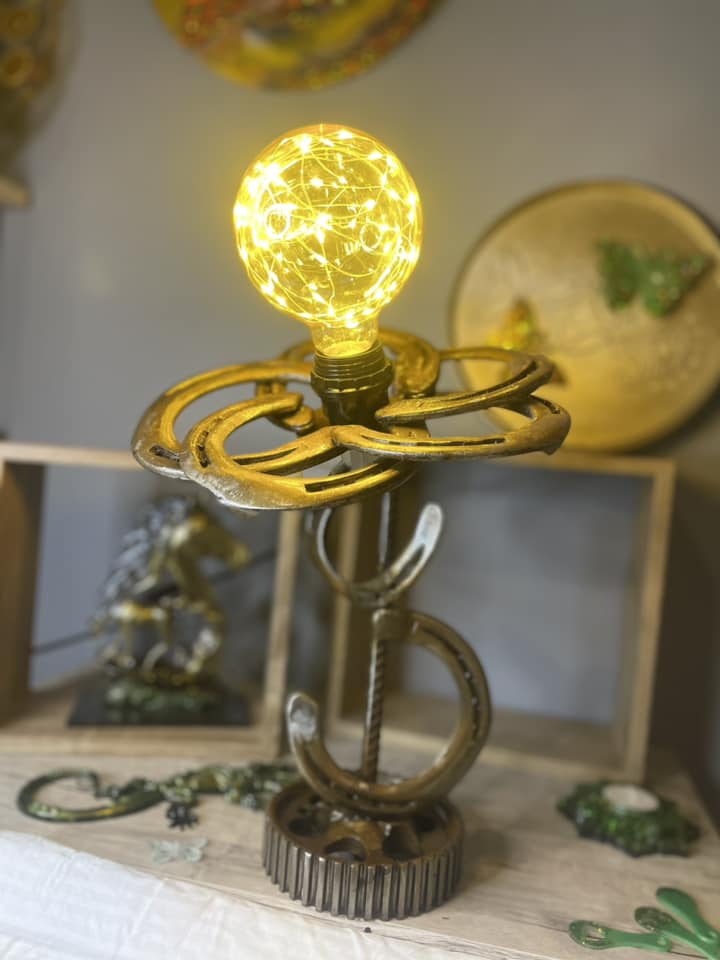 Lampe fleur en fer à cheval