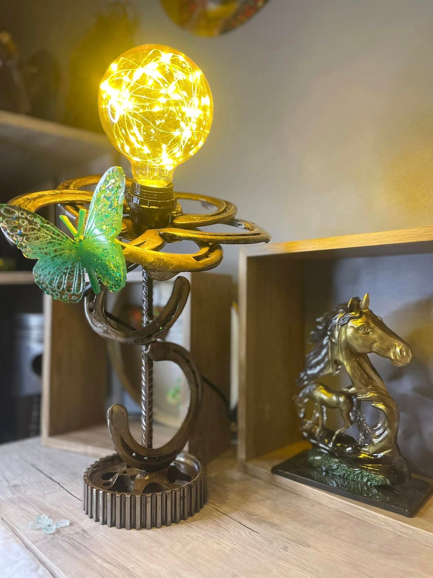 Lampe fleur en fer à cheval