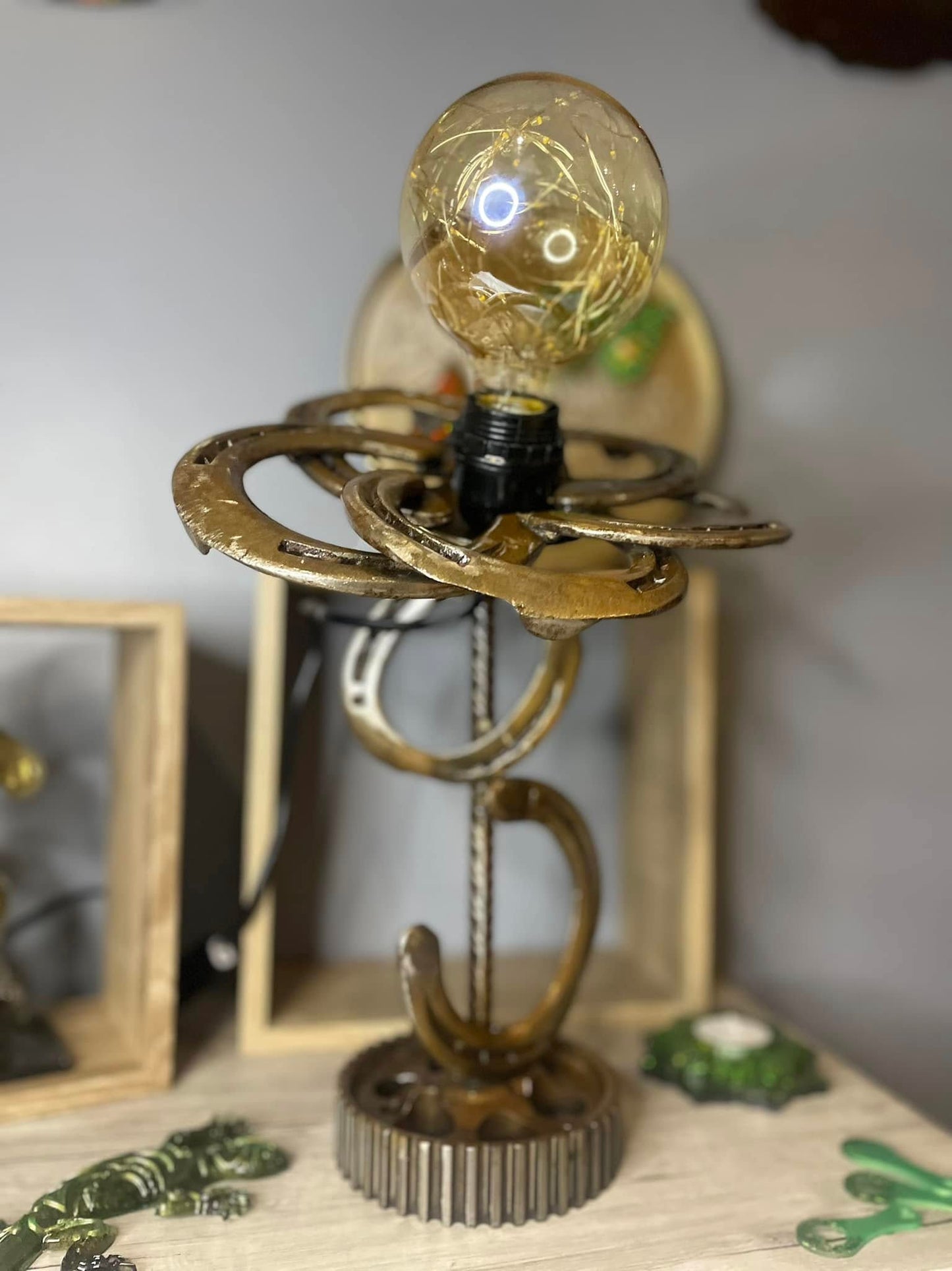 Lampe fleur en fer à cheval